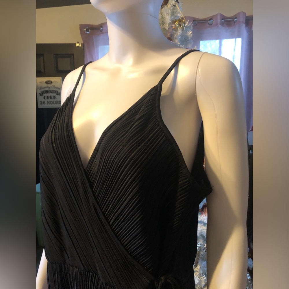 Elegant Black Women's Pleated Dress
Brand: H&M